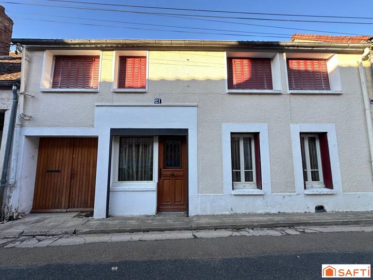 Maison de ville au calme avec garage et grandes dépendances, en plein centre de Villeneuve-sur-Yonne, commerces et gare à pied. — photo 1