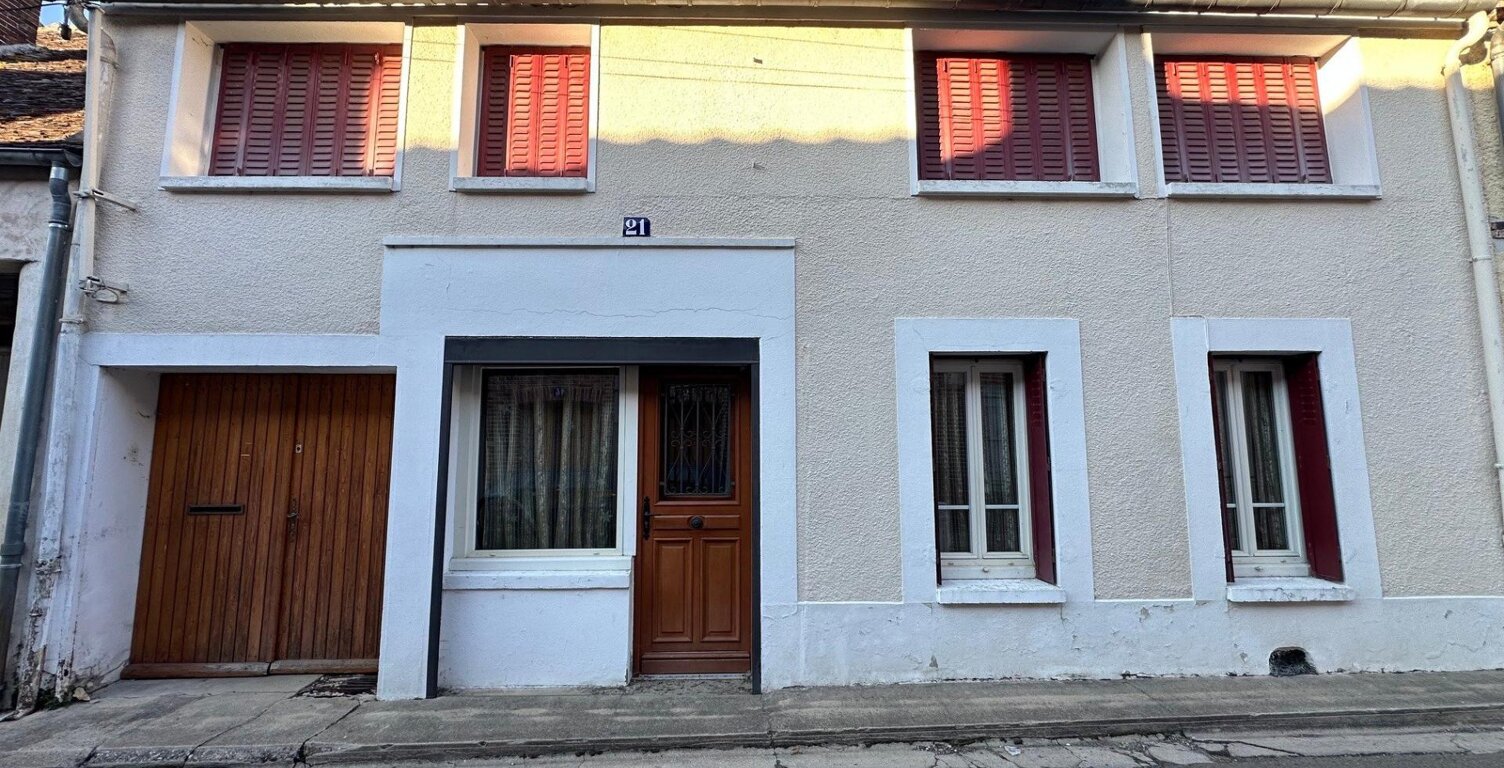 Maison de ville au calme avec garage et grandes dépendances, en plein centre de Villeneuve-sur-Yonne, commerces et gare à pied. — photo 1