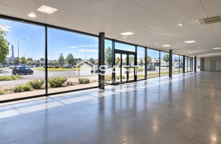À LOUER  LOCAL COMMERCIAL DE 440 m² — photo 2
