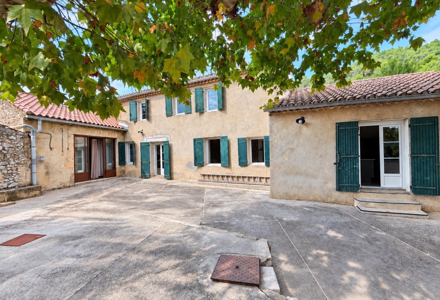 Cheval-Blanc  Mas en pierre, cour sous un platane centenaire et charme de l'ancien — photo 1