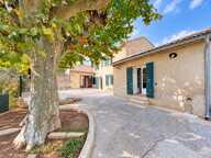 Cheval-Blanc  Mas en pierre, cour sous un platane centenaire et charme de l'ancien — photo 2