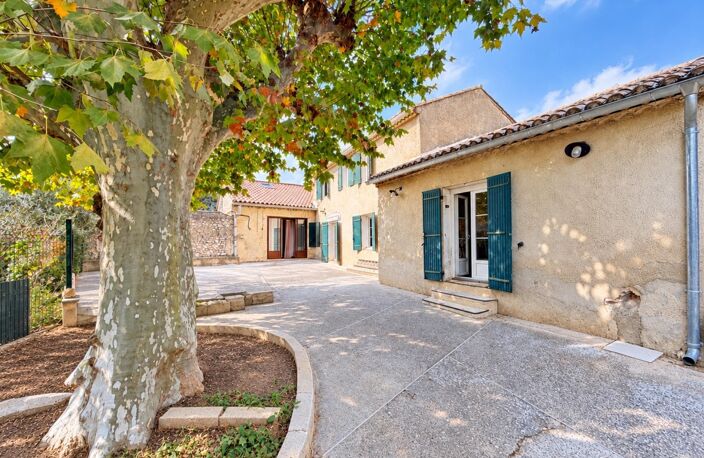 Cheval-Blanc  Mas en pierre, cour sous un platane centenaire et charme de l'ancien — photo 2