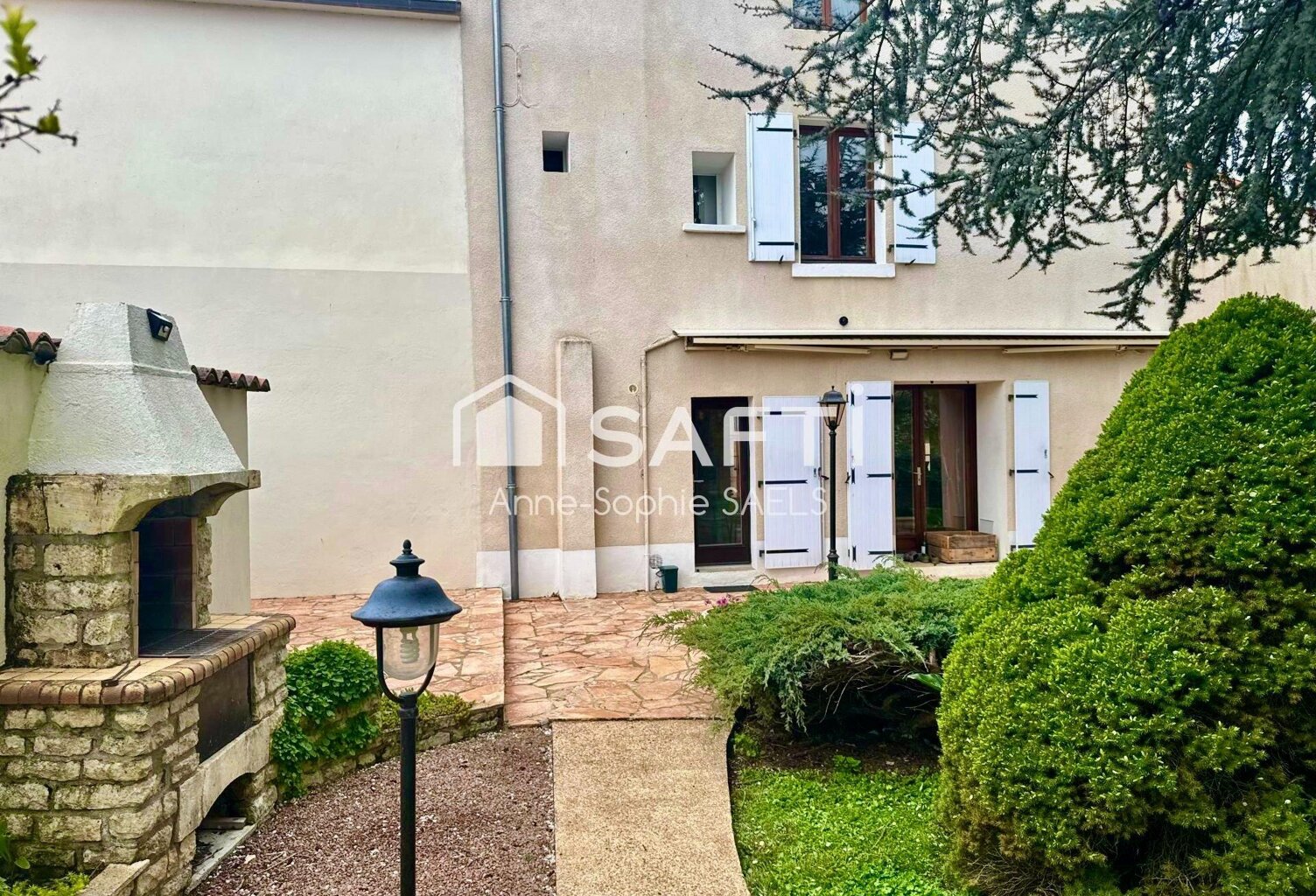 Maison familiale, jardin, piscine et double garage — photo 1