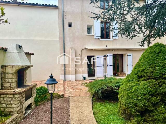 Maison familiale, jardin, piscine et double garage — photo du bien