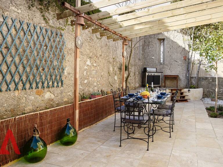 Villa comprenant quatre chambres et trois salles de bains, avec un jardin ombragé facile d'entretien, une petite piscine (plunge pool) et un accès au rez-de-chaussée adapté aux PMR — photo 1