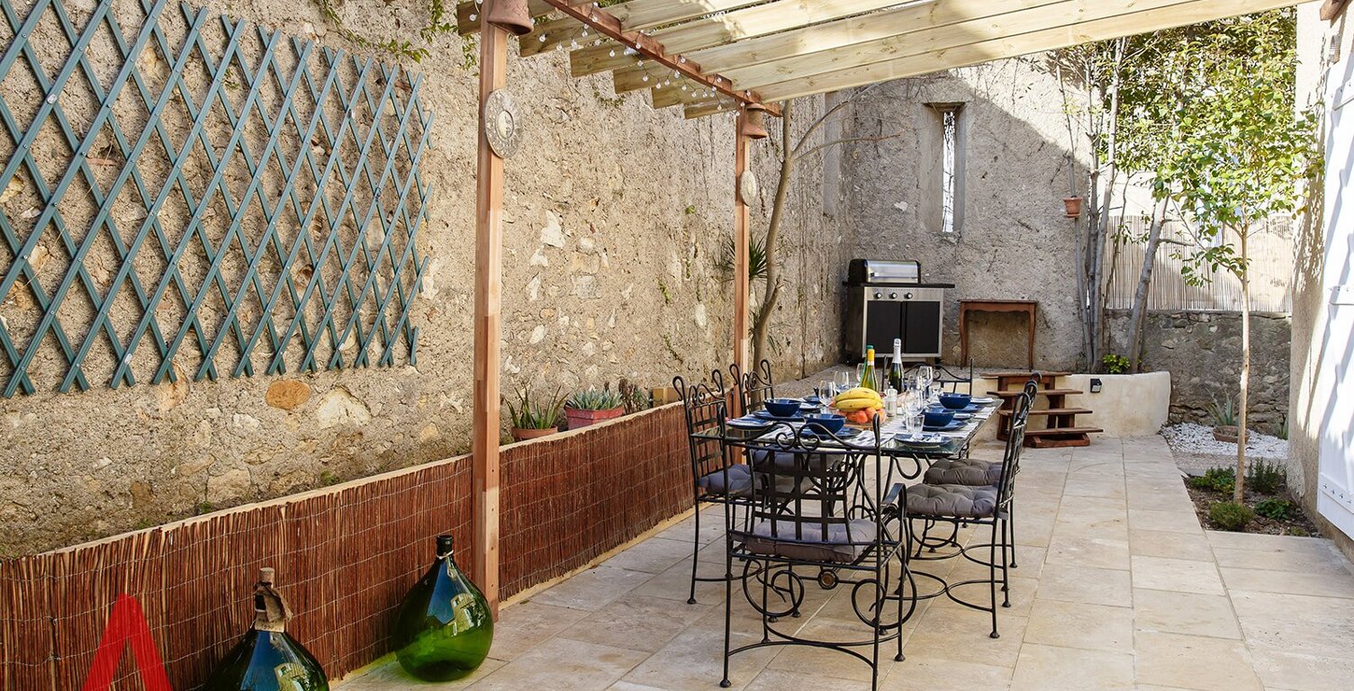 Villa comprenant quatre chambres et trois salles de bains, avec un jardin ombragé facile d'entretien, une petite piscine (plunge pool) et un accès au rez-de-chaussée adapté aux PMR — photo 1