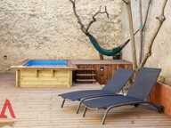 Villa comprenant quatre chambres et trois salles de bains, avec un jardin ombragé facile d'entretien, une petite piscine (plunge pool) et un accès au rez-de-chaussée adapté aux PMR — photo 2