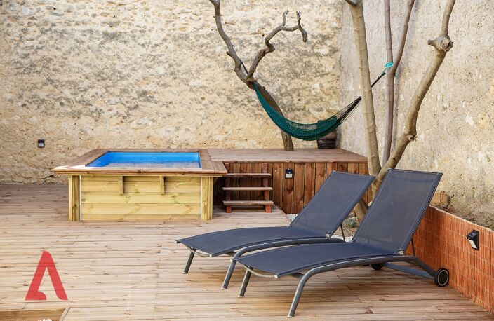 Villa comprenant quatre chambres et trois salles de bains, avec un jardin ombragé facile d'entretien, une petite piscine (plunge pool) et un accès au rez-de-chaussée adapté aux PMR — photo 2