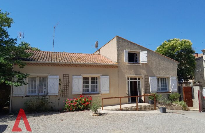 Villa comprenant quatre chambres et trois salles de bains, avec un jardin ombragé facile d'entretien, une petite piscine (plunge pool) et un accès au rez-de-chaussée adapté aux PMR — photo 3