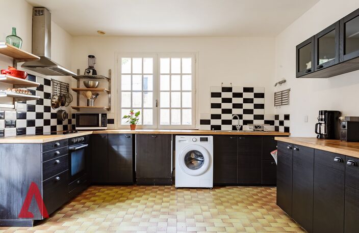 Villa comprenant quatre chambres et trois salles de bains, avec un jardin ombragé facile d'entretien, une petite piscine (plunge pool) et un accès au rez-de-chaussée adapté aux PMR — photo 4
