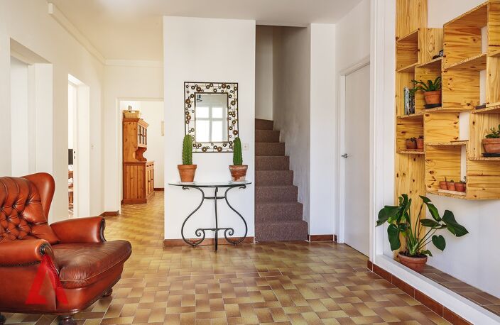 Villa comprenant quatre chambres et trois salles de bains, avec un jardin ombragé facile d'entretien, une petite piscine (plunge pool) et un accès au rez-de-chaussée adapté aux PMR — photo 5