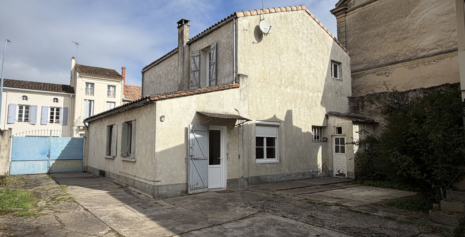 Maison de ville avec jardin et grande dépendance — photo 1