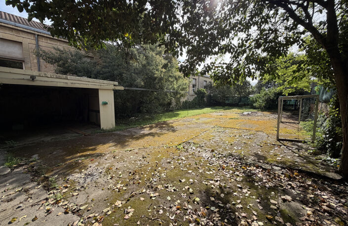 Maison de ville avec jardin et grande dépendance — photo 3