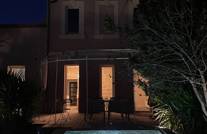 A LOUER // AVIGNON Maison de ville meublée avec piscine — photo 2