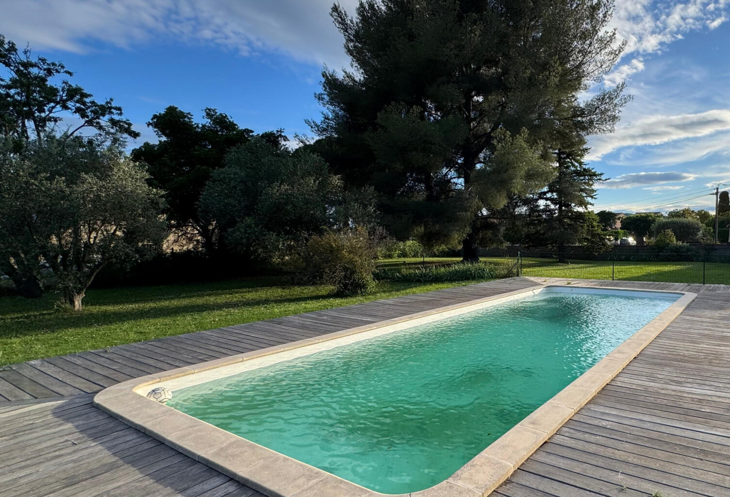 À VENDRE - TERRAIN  A BATIR PLAT ET ARBORÉ 651 m2 AVEC ESPACE PISCINE -  NON VIABILISÉ- CLARENSAC — photo 1