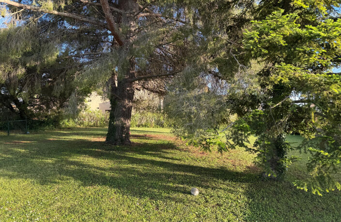 À VENDRE - TERRAIN  A BATIR PLAT ET ARBORÉ 651 m2 AVEC ESPACE PISCINE -  NON VIABILISÉ- CLARENSAC — photo 2