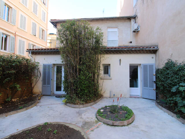HYERES HYPER-CENTRE - T1bis REZ-DE-JARDIN, CALME - JARDIN de 61.60 m2 — photo du bien