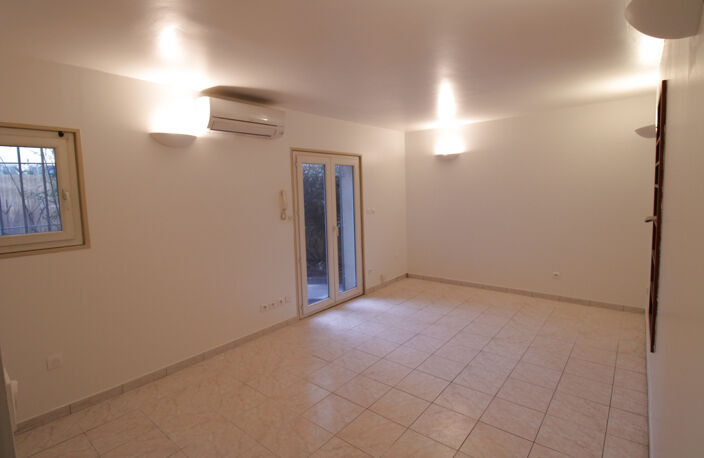 HYERES HYPER-CENTRE - T1bis REZ-DE-JARDIN, CALME - JARDIN de 61.60 m2 — photo 2