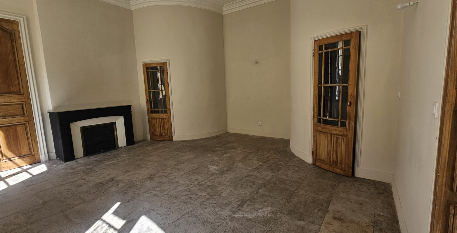 NÎMES (30000) - Rue de Bernis Superbe appartement T4 de caractère, balcon & local vélos — photo 1