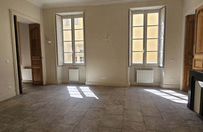 NÎMES (30000) - Rue de Bernis Superbe appartement T4 de caractère, balcon & local vélos — photo 2