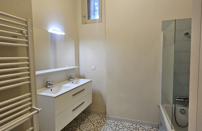 NÎMES (30000) - Rue de Bernis Superbe appartement T4 de caractère, balcon & local vélos — photo 5