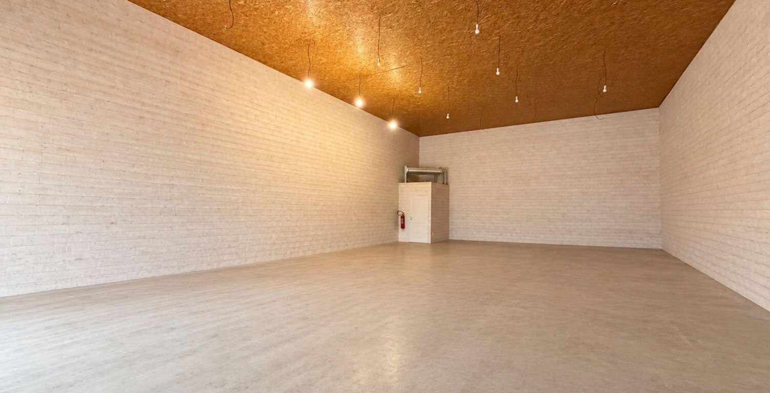 Location Local d'activités 148 m&sup2; — photo 1