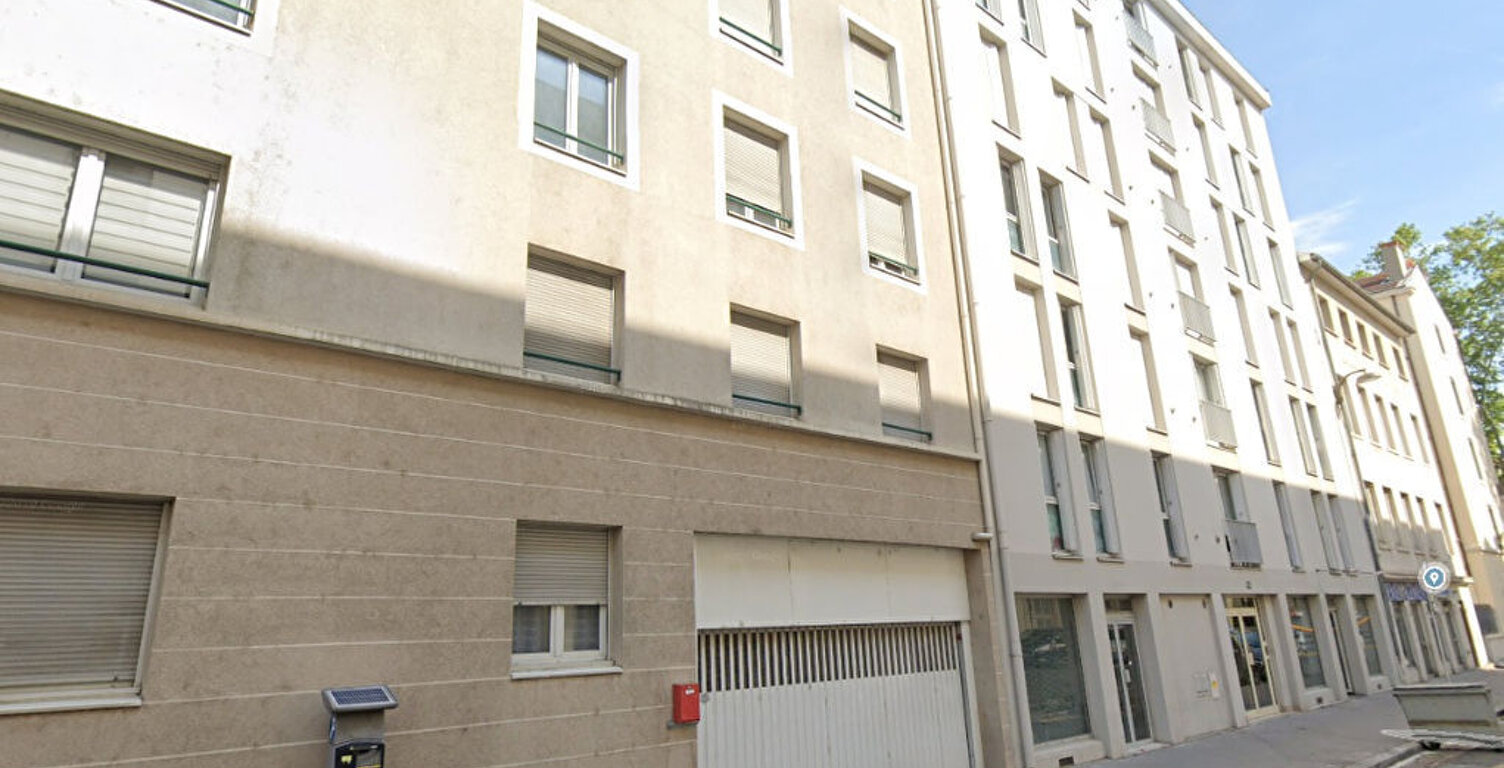 GARAGE FERME - QUARTIER SAINTE BLANDINE / CONFLUENCE — photo 1
