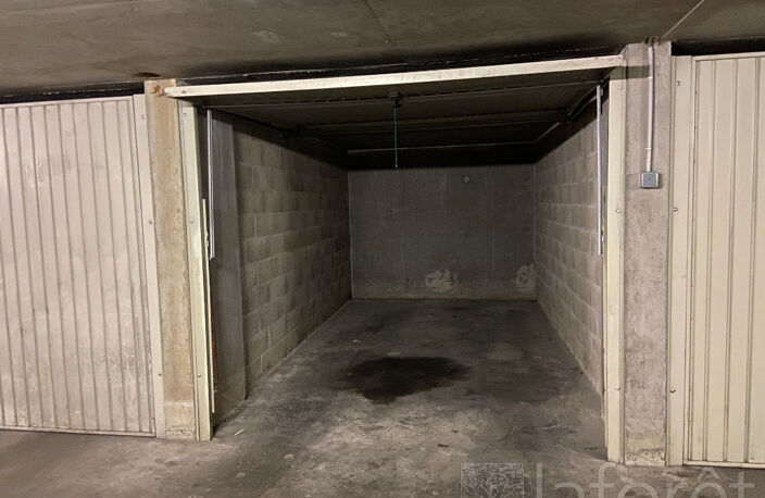 GARAGE FERME - QUARTIER SAINTE BLANDINE / CONFLUENCE — photo 2