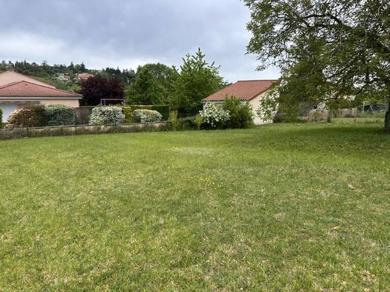 Terrain à bâtir de 646 m² à RIOM (63) — photo 1