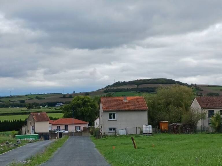 Terrain à bâtir de 600 m² à COMBRONDE (63) — photo 1