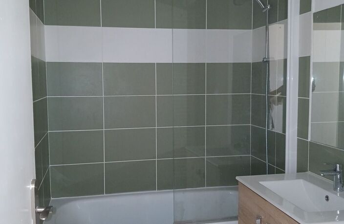 E3032B038L SPACIEUX T3 AVEC TERRASSE EN 3 EME ETAGE SANS ASCENSEUR — photo 4