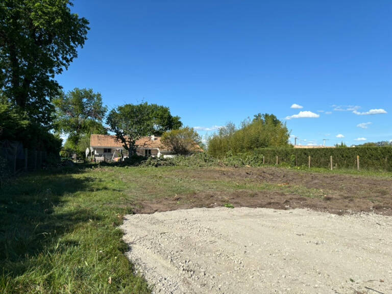Terrain à bâtir à Saint-Estèphe (33180) — photo 1