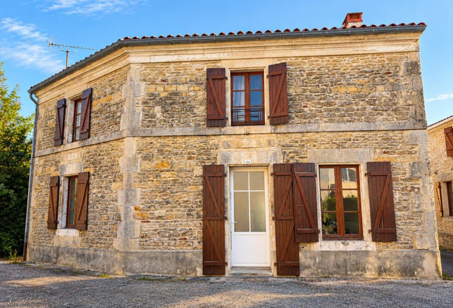 SAINT MICHEL EN L'HERM (85) 10 MIN DES PLAGES AGREABLE MAISON EN PIERRE POSSIBILITE 2 GITES AVEC JARDIN — photo 1