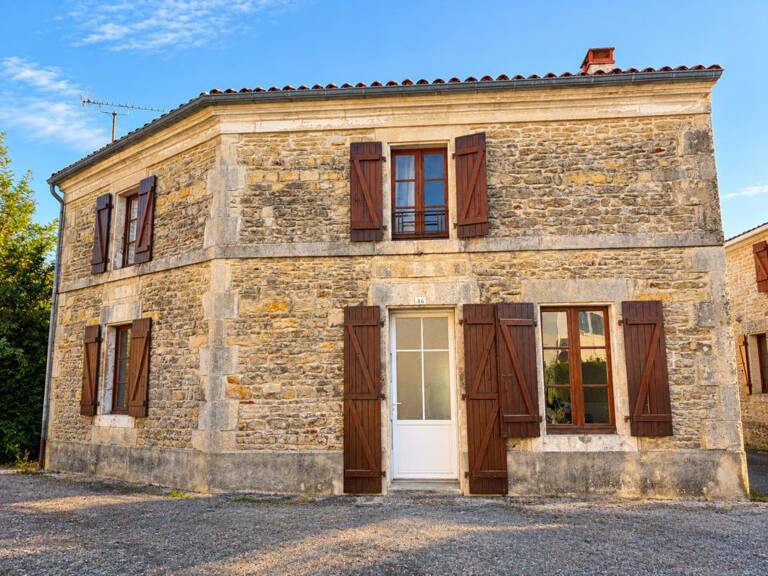 SAINT MICHEL EN L'HERM (85) 10 MIN DES PLAGES AGREABLE MAISON EN PIERRE POSSIBILITE 2 GITES AVEC JARDIN — photo 1