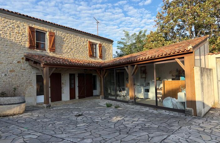SAINT MICHEL EN L'HERM (85) 10 MIN DES PLAGES AGREABLE MAISON EN PIERRE POSSIBILITE 2 GITES AVEC JARDIN — photo 2