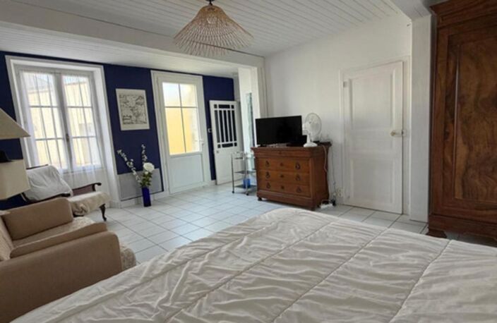 SAINT MICHEL EN L'HERM (85) 10 MIN DES PLAGES AGREABLE MAISON EN PIERRE POSSIBILITE 2 GITES AVEC JARDIN — photo 3