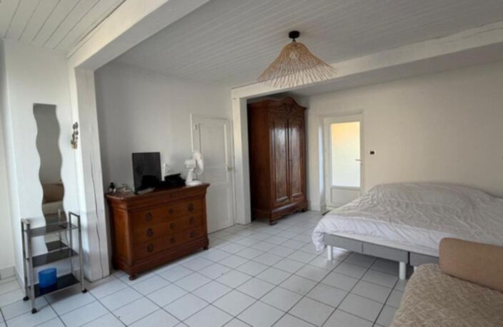 SAINT MICHEL EN L'HERM (85) 10 MIN DES PLAGES AGREABLE MAISON EN PIERRE POSSIBILITE 2 GITES AVEC JARDIN — photo 4