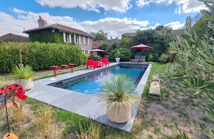 SUPERBE MAISON EN PIERRE AVEC PISCINE ET JARDIN BUCOLIQUE - UN VRAI COUP DE COEUR - — photo 2