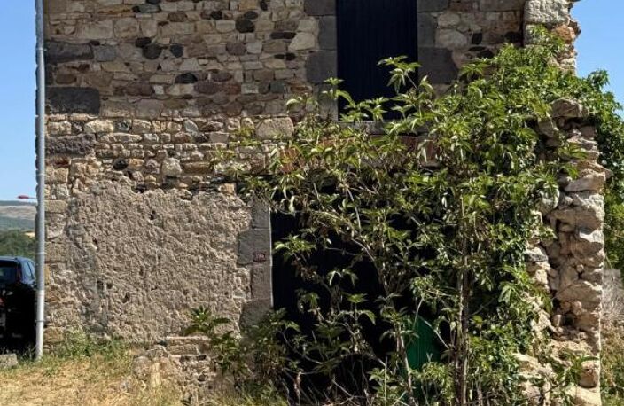 GRANGE EN PIERRE A CHAMPEIX : BEAU POTENTIEL — photo 2
