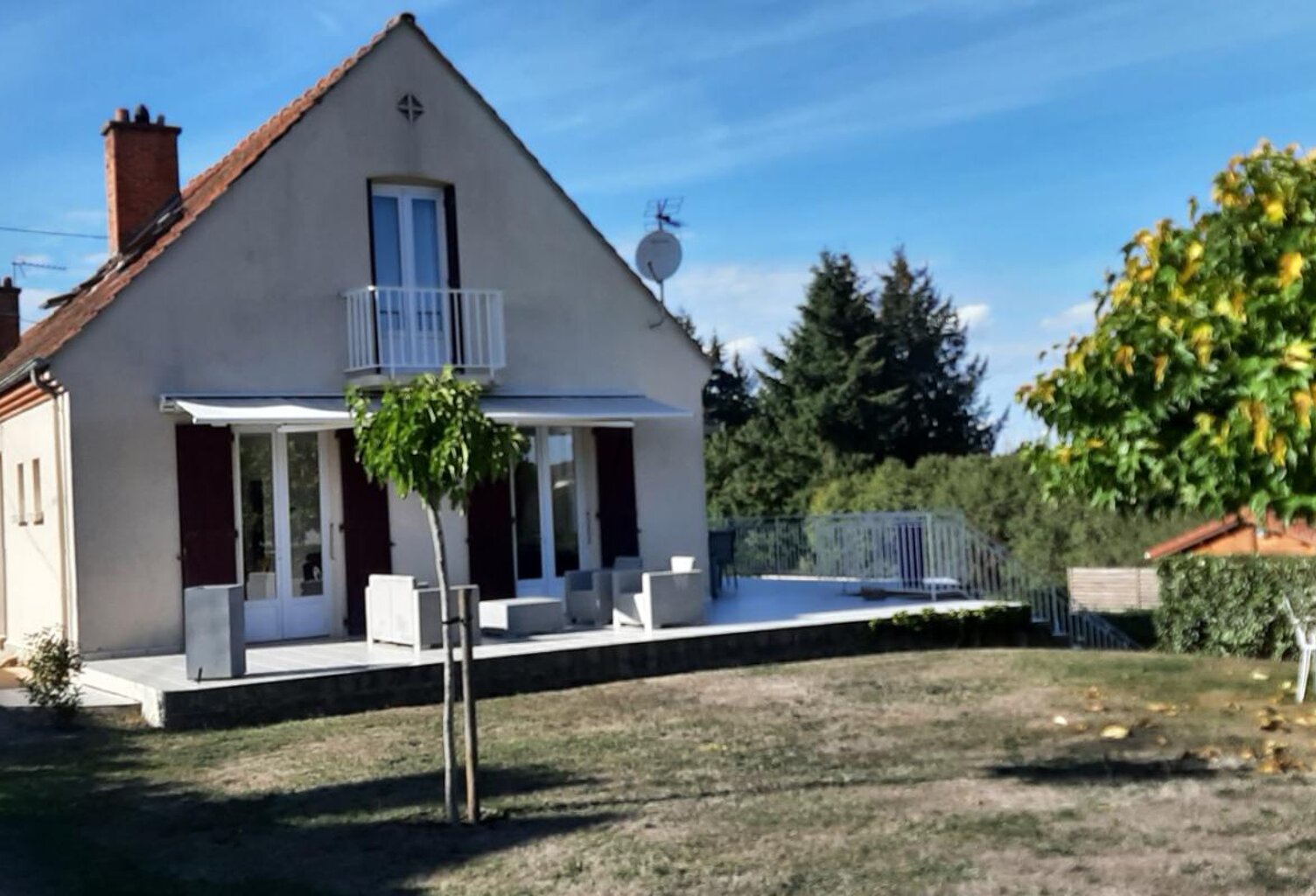 MAIGNIFIQUE MAISON RÉNOVÉE AVEC PISCINE ET CHALET INDÉPENDANT DANS QUARTIER PRISÉ DE GUEUGNON (71) — photo 1