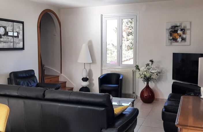 MAIGNIFIQUE MAISON RÉNOVÉE AVEC PISCINE ET CHALET INDÉPENDANT DANS QUARTIER PRISÉ DE GUEUGNON (71) — photo 4