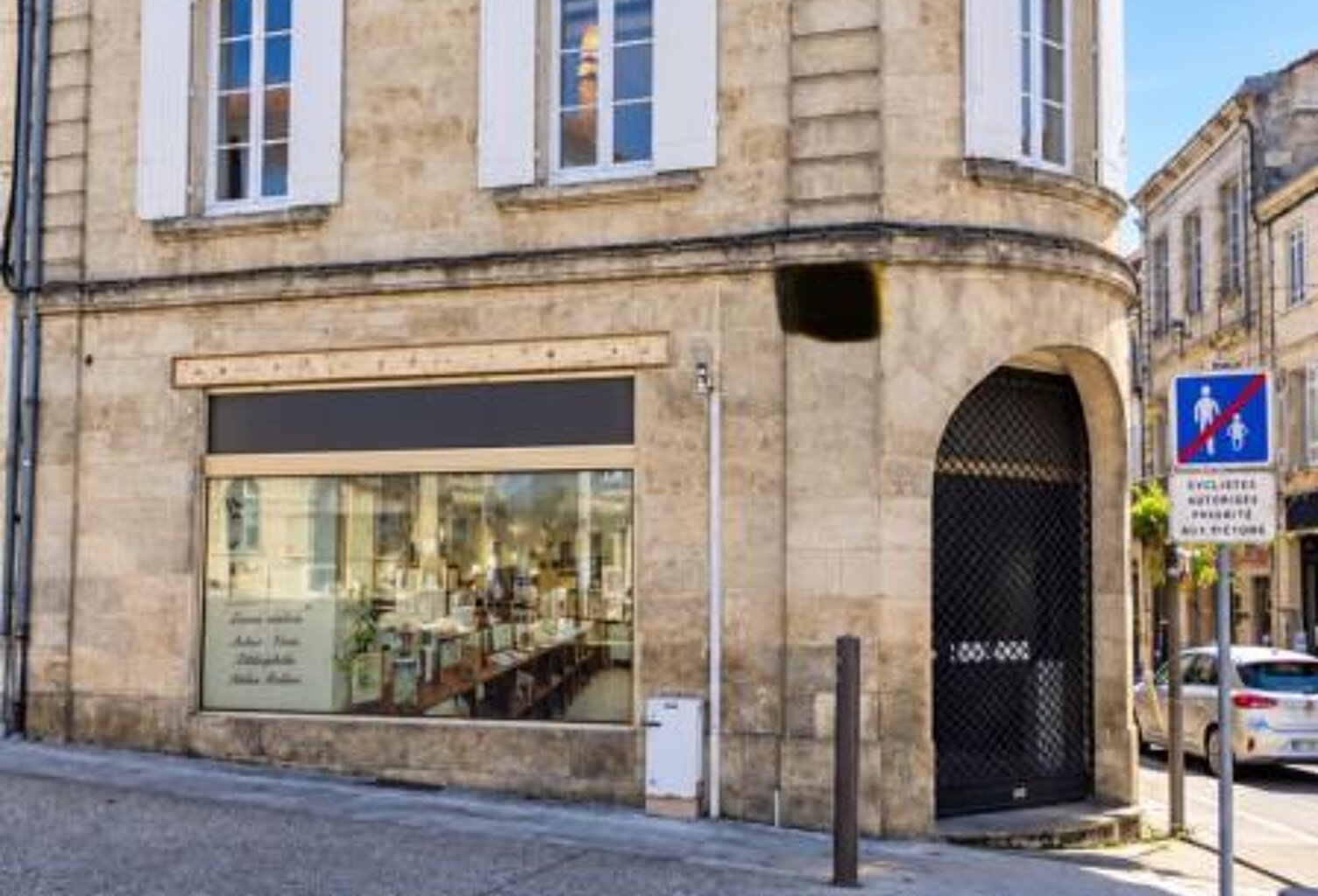 Immeuble de rapport – local commercial + 2 appartements – Centre Coutras — photo 1
