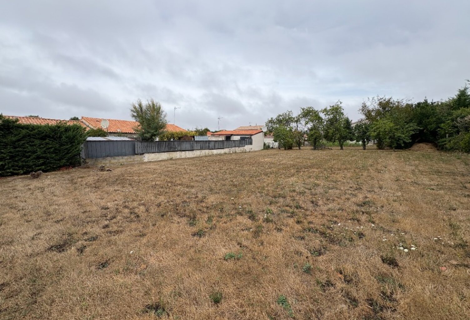 Terrain à bâtir à Tonnay-Charente (17430) — photo 1