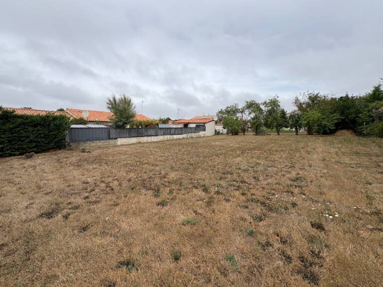 Terrain à bâtir à Tonnay-Charente (17430) — photo 1