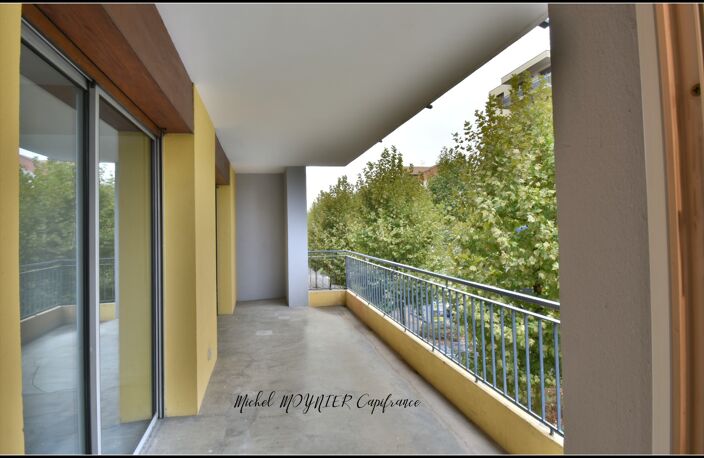 Gap, T3 traversant de 77,92 m² avec grand balcon, vue dégagée et parking sécurisé — photo 2