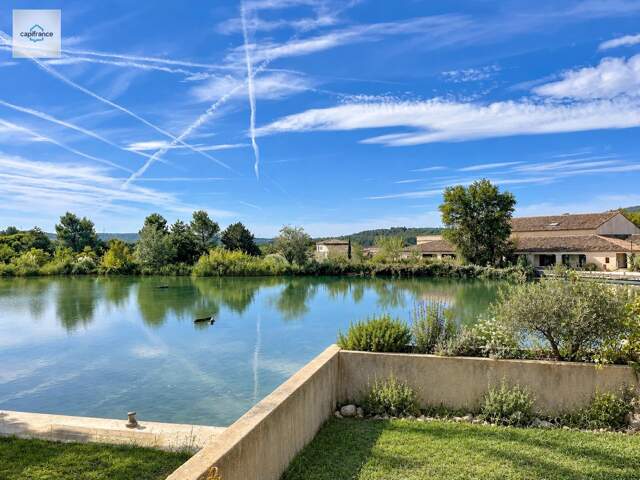 Domaine de Pont Royal  rez de jardin Appartement rénové et climatisé  de 43 m² avec terrasse, jardin et vue lac, place parking — photo du bien