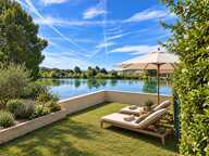 Domaine de Pont Royal  rez de jardin Appartement rénové et climatisé  de 43 m² avec terrasse, jardin et vue lac, place parking — photo 2