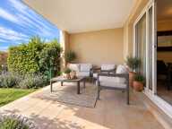 Domaine de Pont Royal  rez de jardin Appartement rénové et climatisé  de 43 m² avec terrasse, jardin et vue lac, place parking — photo 4
