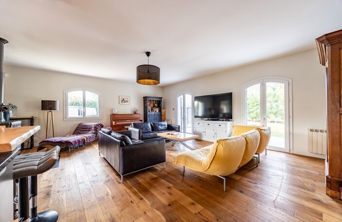 De beaux volumes, un jardin généreux, une vraie maison de famille à Léognan — photo 4