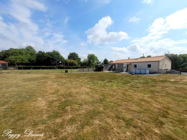 Maison à vendre 5 pièces MONCOUTANT (79) - Maison plain-pied 100 m2 habitables + Pièce attenante de 29 m2 — photo du bien